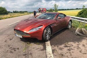 Покинутий після аварії автомобіль відвезли на штрафмайданчик