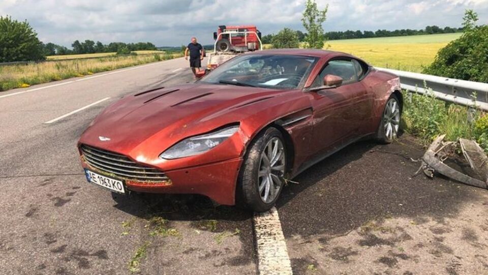 Покинутий після аварії автомобіль відвезли на штрафмайданчик
