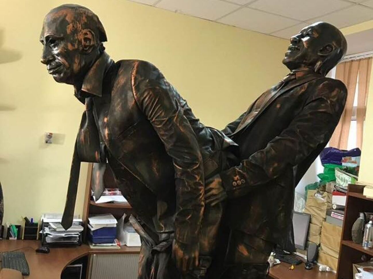 Активісти "Братства" приготували скульптуру, з якою хотіли пройти на Марш рівності