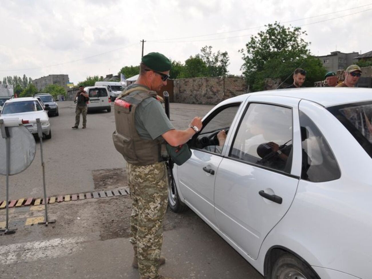 Машину з георгіївською стрічкою перевірили на КПВВ "Новотроїцьке"