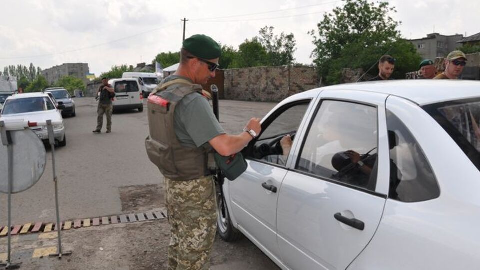Машину з георгіївською стрічкою перевірили на КПВВ "Новотроїцьке"