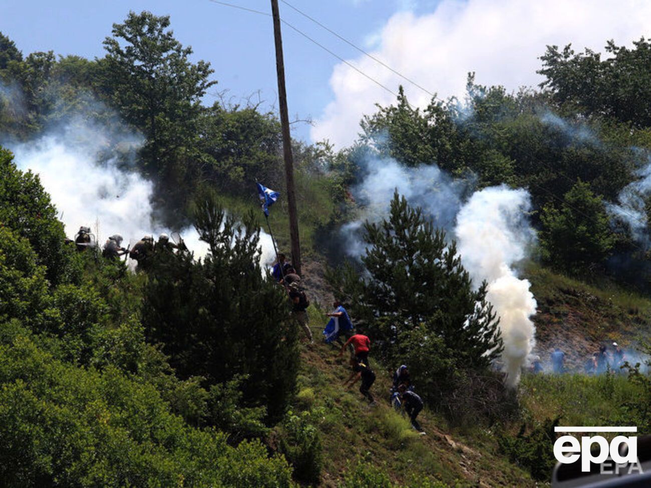 К месту проведения церемонии пытались прорваться протестующие, которые&nbsp;размахивали греческими флагами