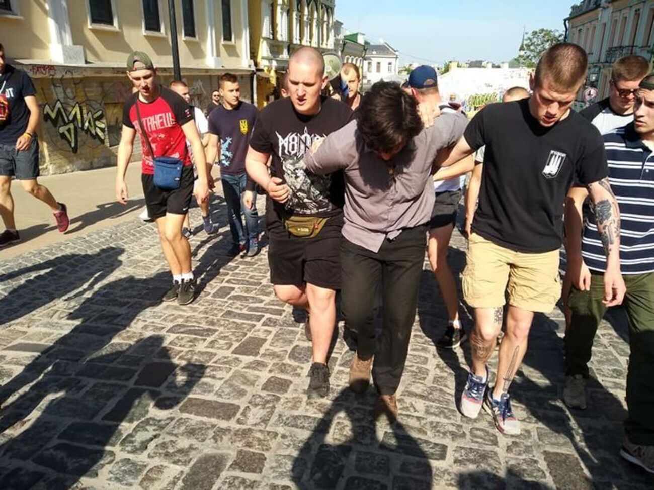 4 мая националисты задержали Лусварги (в центре) и привели его в СБУ