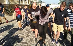 4 мая националисты задержали Лусварги (в центре) и привели его в СБУ