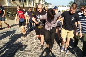 4 мая националисты задержали Лусварги (в центре) и привели его в СБУ