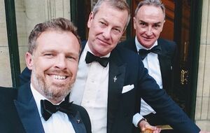 Лорд Ивар Маунтбаттен (в центре) и его партнер Джеймс Койл (справа) сыграют свадьбу