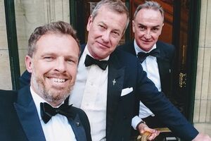 Лорд Ивар Маунтбаттен (в центре) и его партнер Джеймс Койл (справа) сыграют свадьбу
