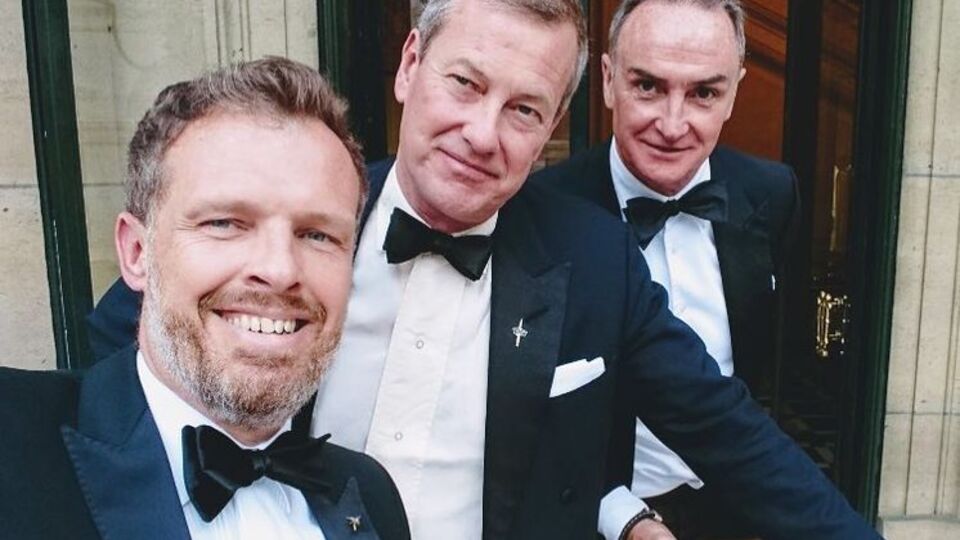 Лорд Ивар Маунтбаттен (в центре) и его партнер Джеймс Койл (справа) сыграют свадьбу