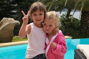 Лиза Галкина указала брату на муравьиную дорожку