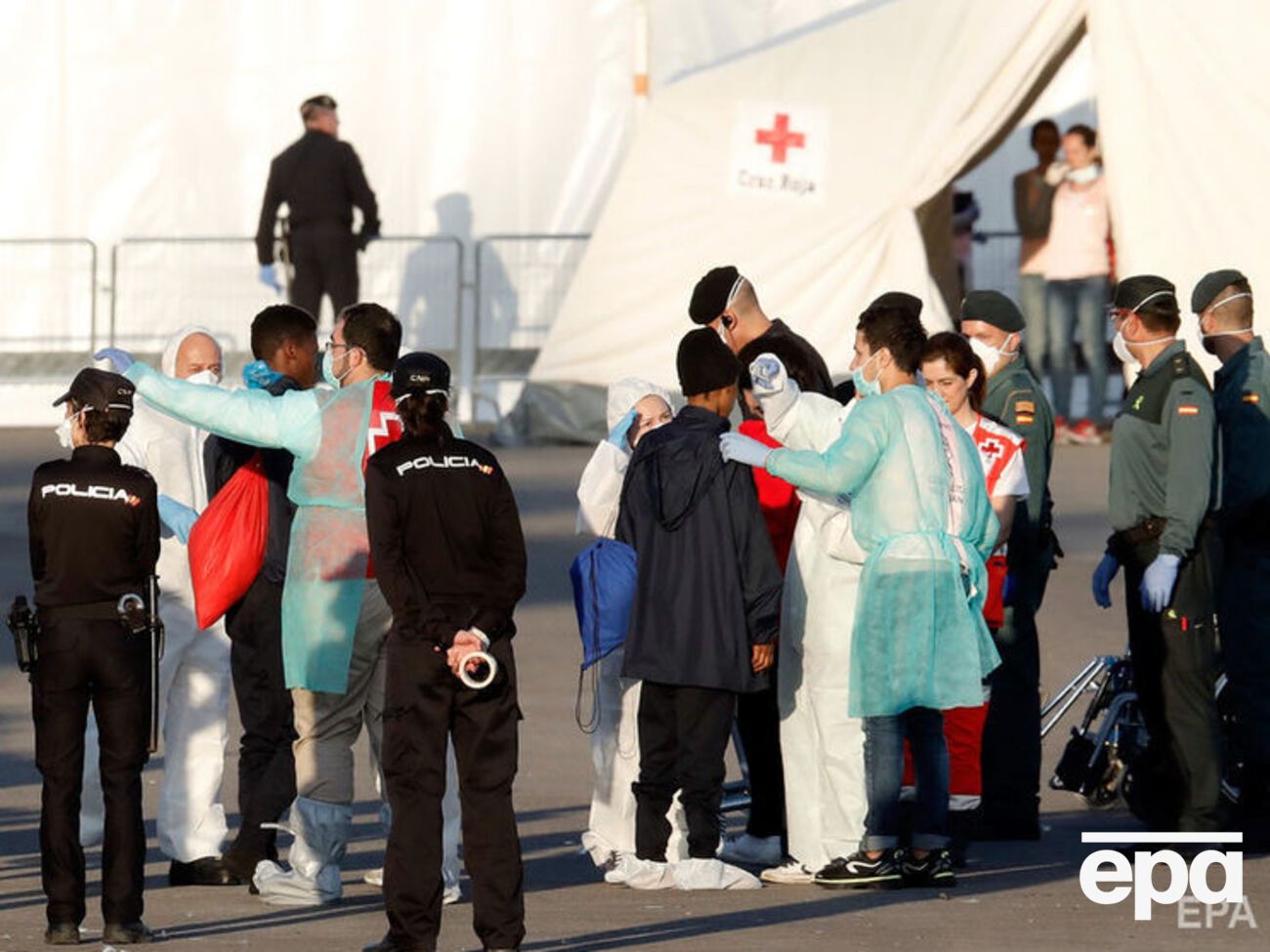 Мигрантов встретили в порту медики и психологи