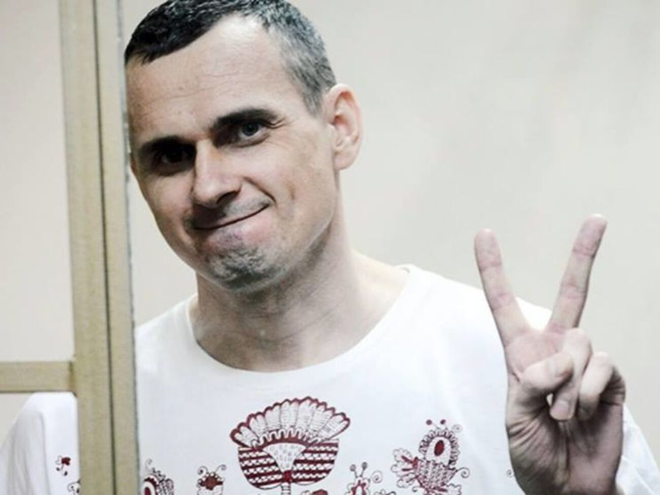 В августе 2015-го Олега Сенцова приговорили к 20 годам строгого режима, в мае 2018-го он объявил бессрочную голодовку, единственным условием прекращения которой назвал освобождение всех украинских политзаключенных Кремля