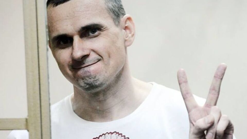 В августе 2015-го Олега Сенцова приговорили к 20 годам строгого режима, в мае 2018-го он объявил бессрочную голодовку, единственным условием прекращения которой назвал освобождение всех украинских политзаключенных Кремля