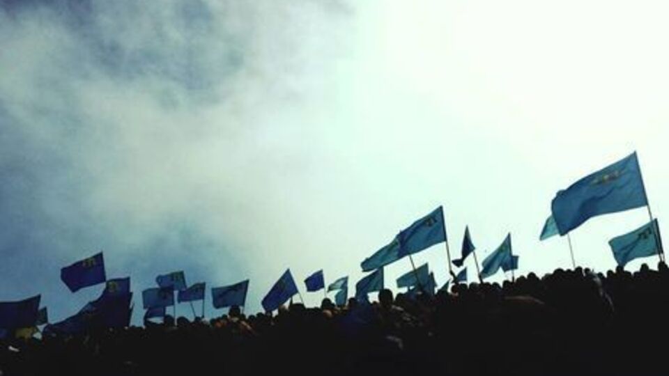 26 лютого 2014 року, ще до окупації півострова Росією, біля кримського парламенту в Сімферополі проходило два мітинги