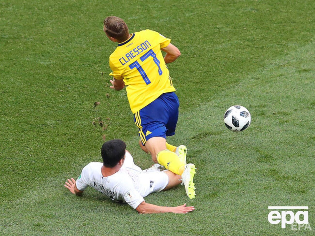 Подкат в исполнении Ким Мин У (в белой форме) судьи признали нарушением правил