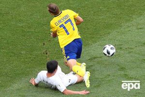 Подкат в исполнении Ким Мин У (в белой форме) судьи признали нарушением правил