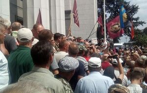 Митингующие пытались прорваться в Раду