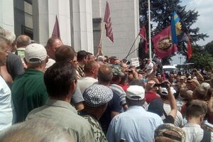 Митингующие пытались прорваться в Раду