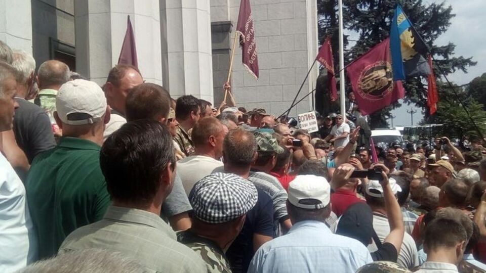 Митингующие пытались прорваться в Раду