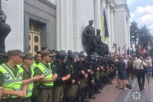 Под Верховной Радой произошли столкновения протестующих с полицией
