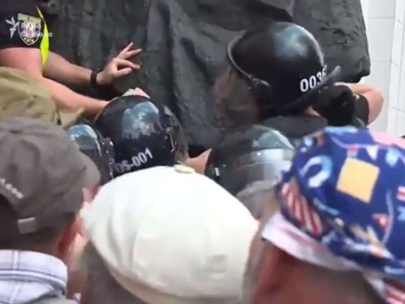 Под Радой продолжаются потасовки между митингующими и полицией