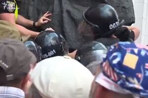 Під Радою тривають сутички мітингувальників із поліцією