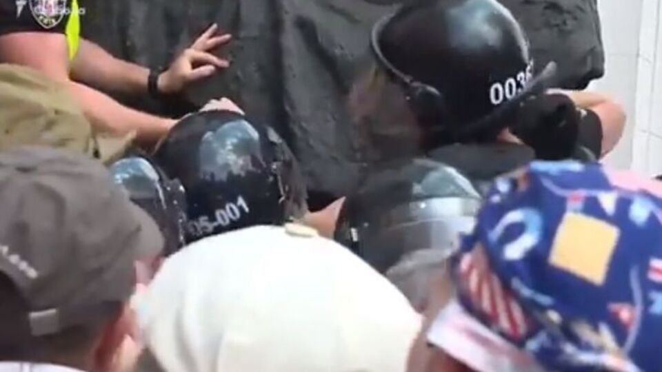 Под Радой продолжаются потасовки между митингующими и полицией