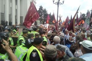 Под Радой в Киеве произошли столкновения митингующих с полицией. Фоторепортаж