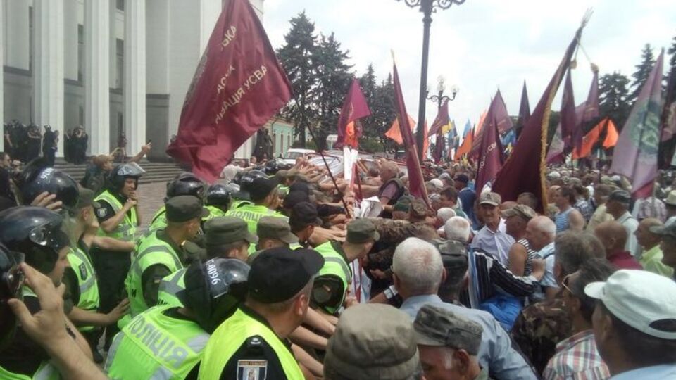 Под Радой в Киеве произошли столкновения митингующих с полицией. Фоторепортаж