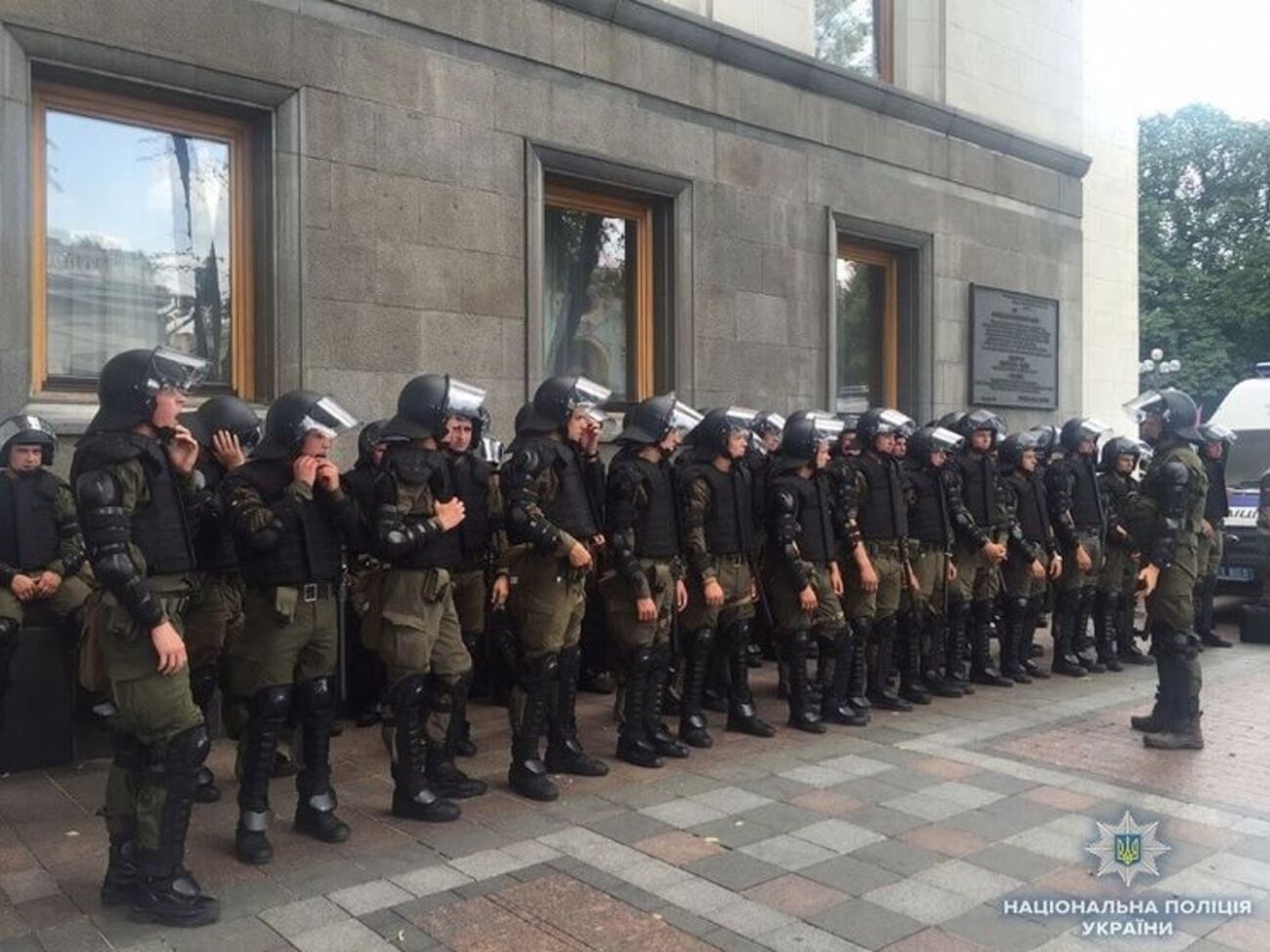 Протестующим удалось прорвать кордон полиции