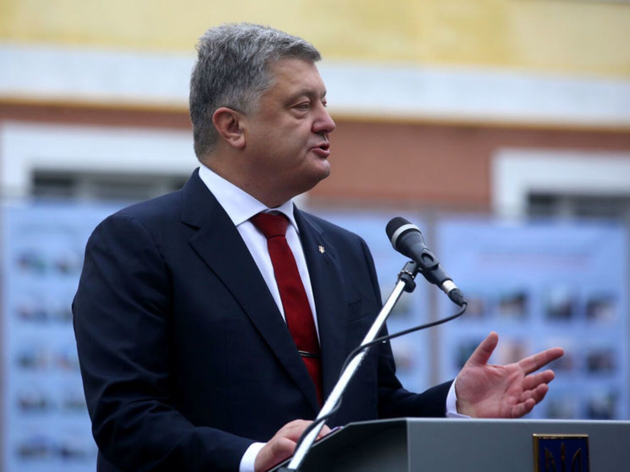 Порошенко скрывается под аватаром Питера Пена, утверждает журналист