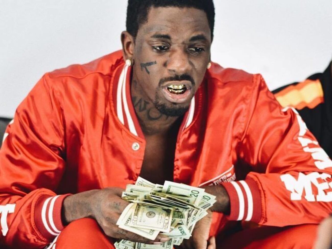 21-летний Смарт находился в машине, когда по нему открыли стрельбу