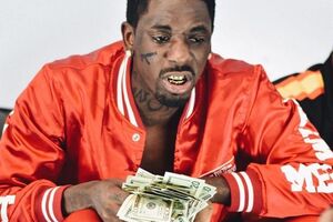 21-летний Смарт находился в машине, когда по нему открыли стрельбу