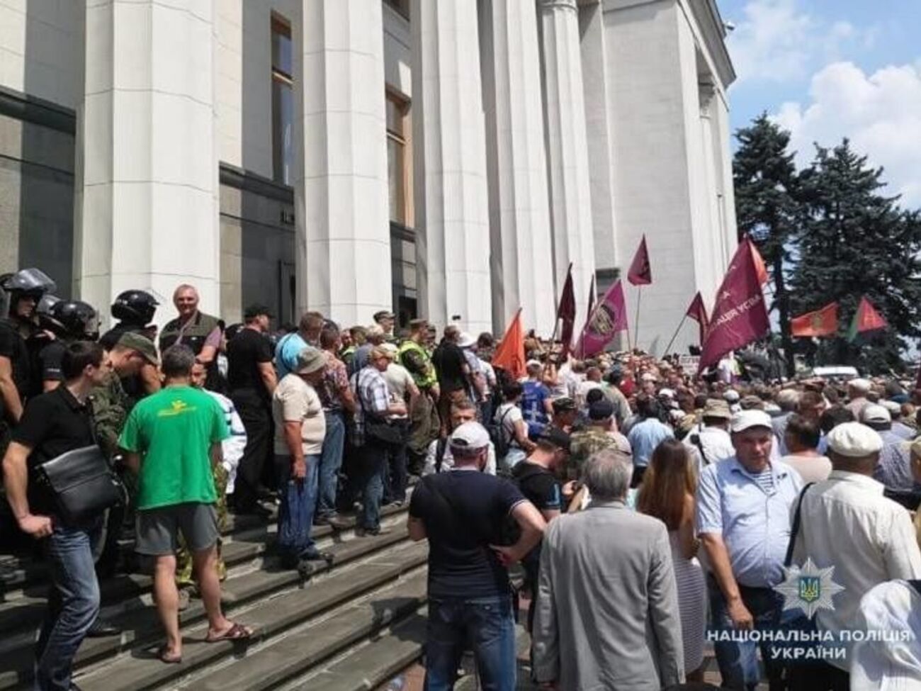 Двое участников протеста получили незначительные травмы, сказал Крищенко