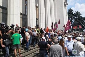 Двое участников протеста получили незначительные травмы, сказал Крищенко