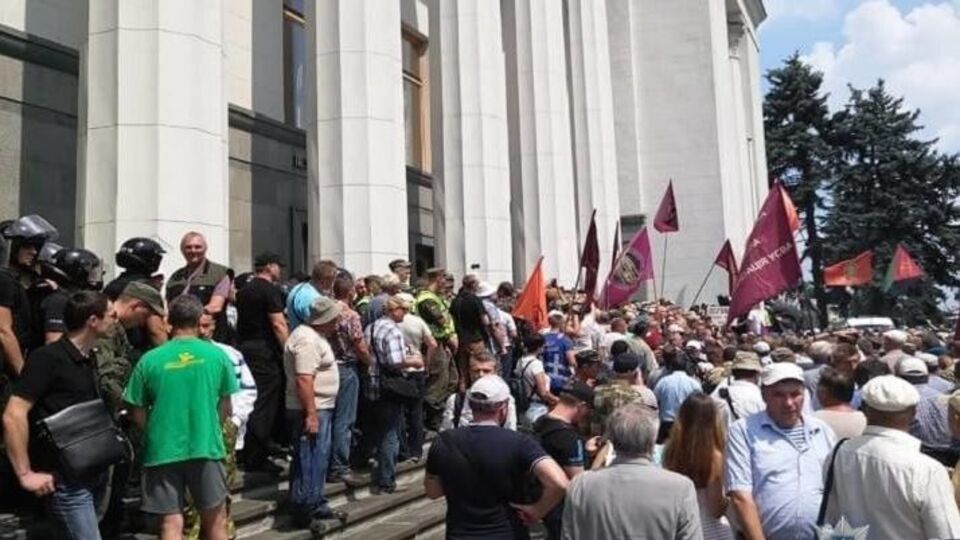 Двое участников протеста получили незначительные травмы, сказал Крищенко