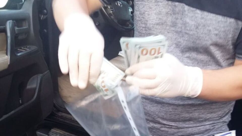 Задержанному передали последнюю часть суммы в одном из киевских кафе