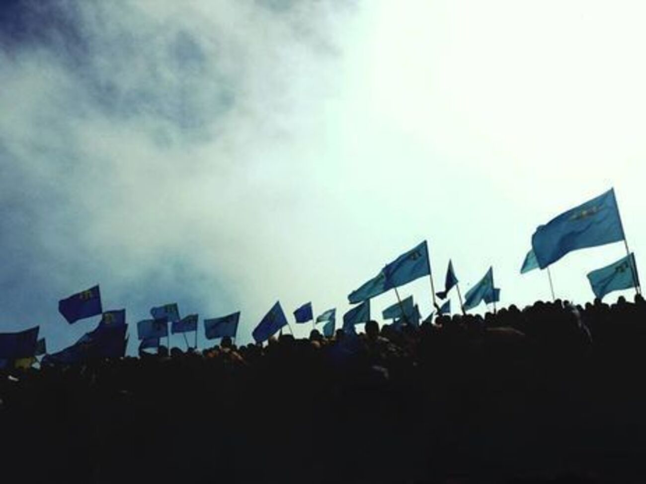 26 февраля 2014 года, еще до оккупации полуострова Россией, возле крымского парламента в Симферополе проходили два митинга