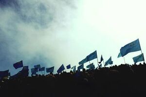 26 февраля 2014 года, еще до оккупации полуострова Россией, возле крымского парламента в Симферополе проходили два митинга