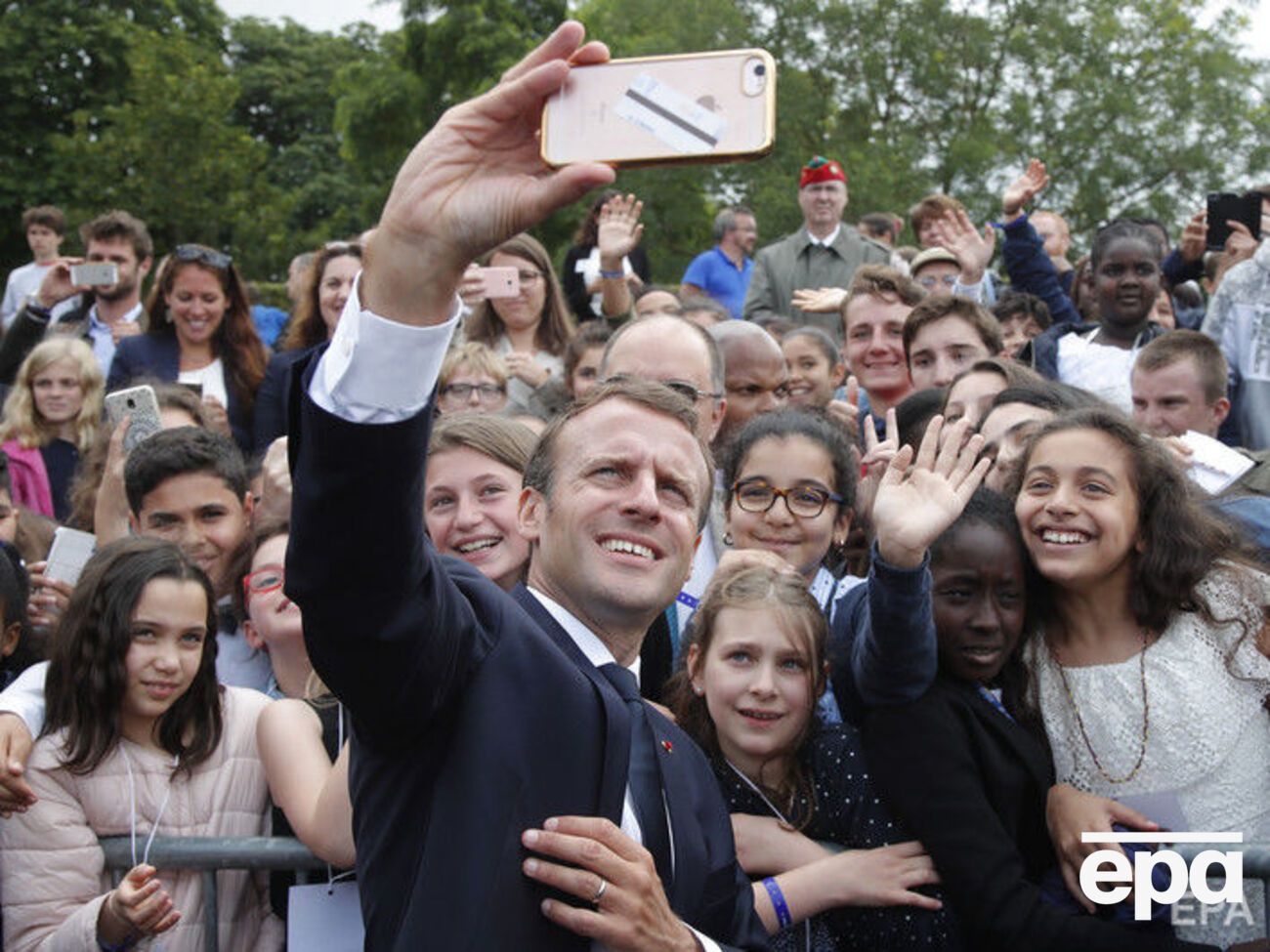 Макрон не відмовляв у селфі, але вимагав, щоб його називали "пане президент"
