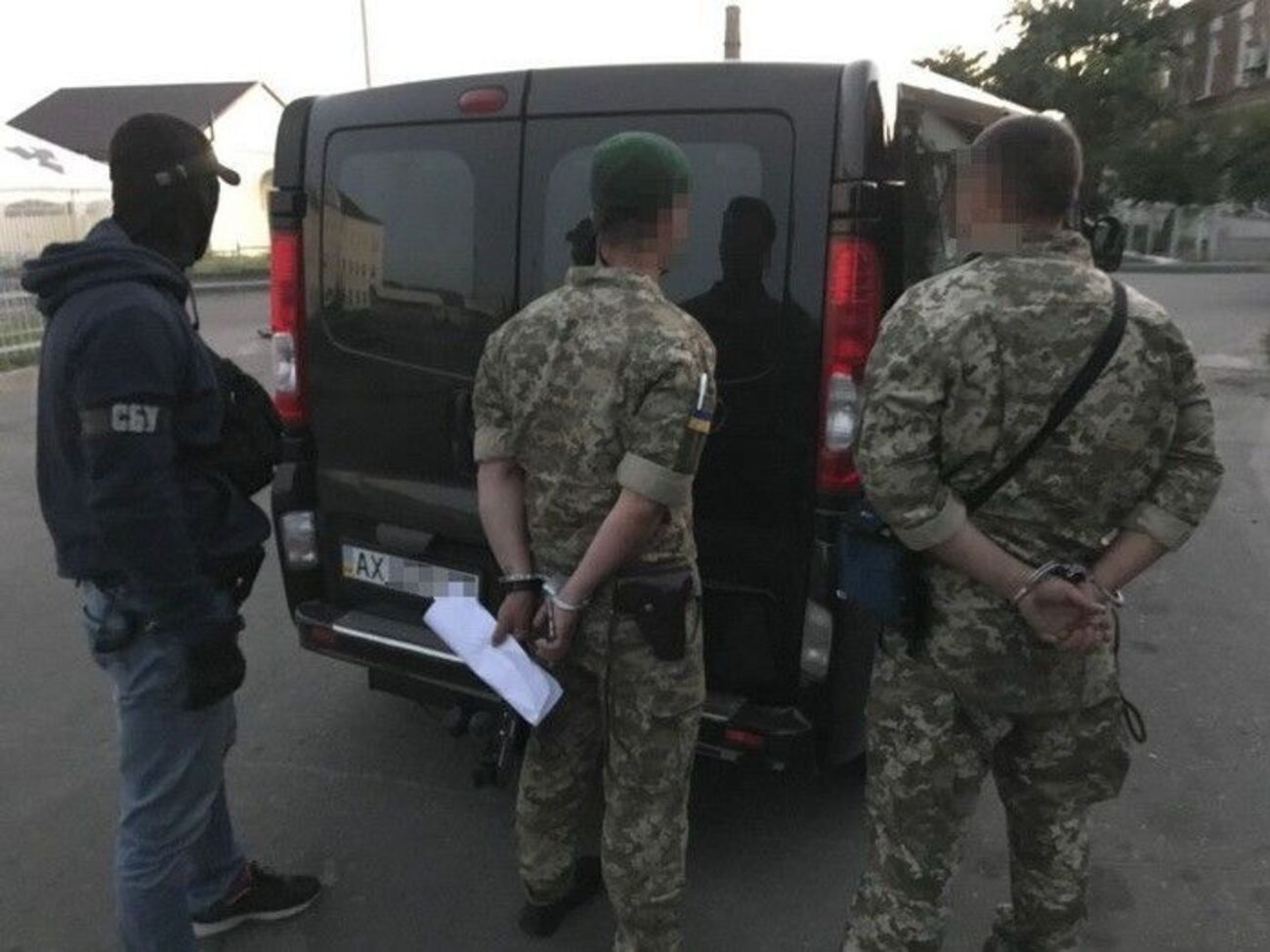 Двум сотрудникам ГПСУ инкриминируют незаконную переправку людей через государственную границу и другие преступления