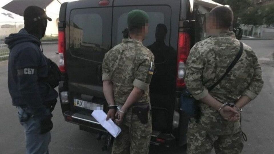 Двум сотрудникам ГПСУ инкриминируют незаконную переправку людей через государственную границу и другие преступления