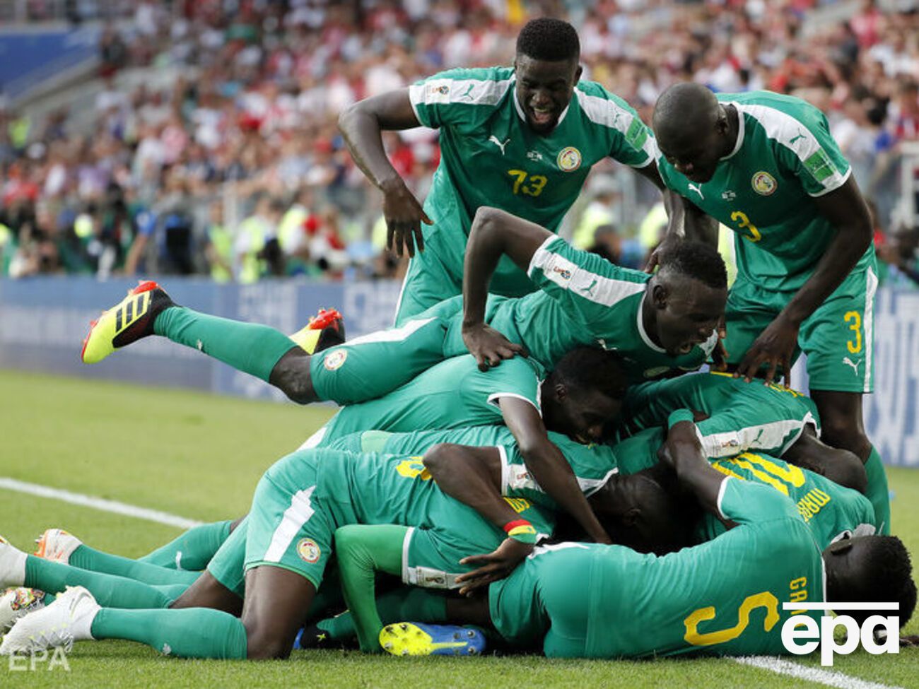 Сенегальские футболисты отмечают взятие ворот сборной Польши