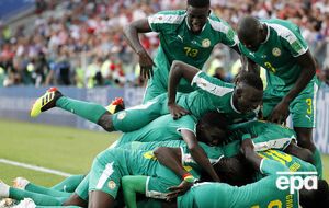 Сенегальские футболисты отмечают взятие ворот сборной Польши