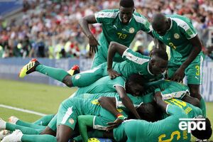 Сенегальские футболисты отмечают взятие ворот сборной Польши