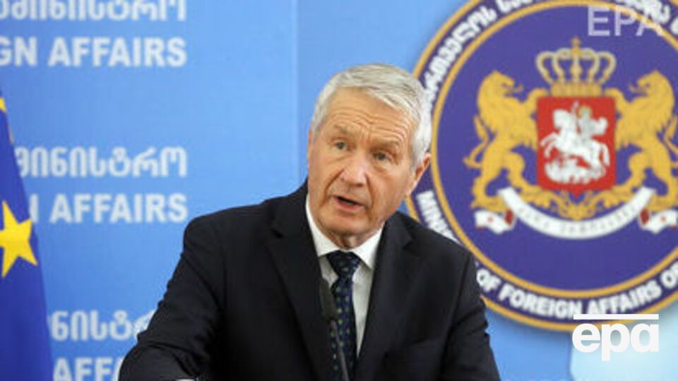 Він завтра поїде до Москви