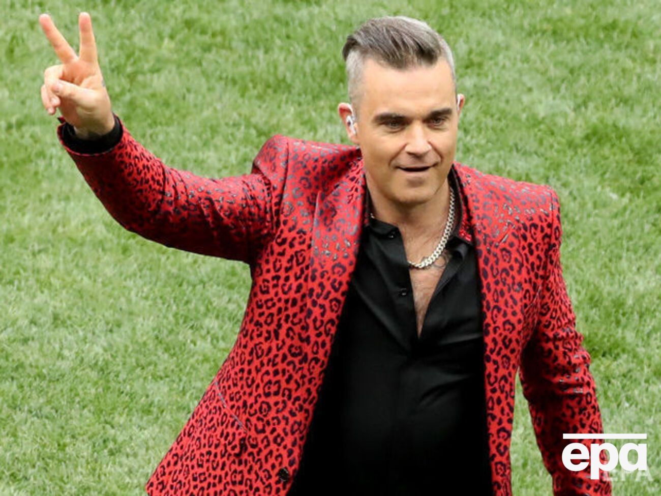 Робби Уильямс показывает, что до начала матча осталось две минуты