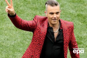 Робби Уильямс показывает, что до начала матча осталось две минуты