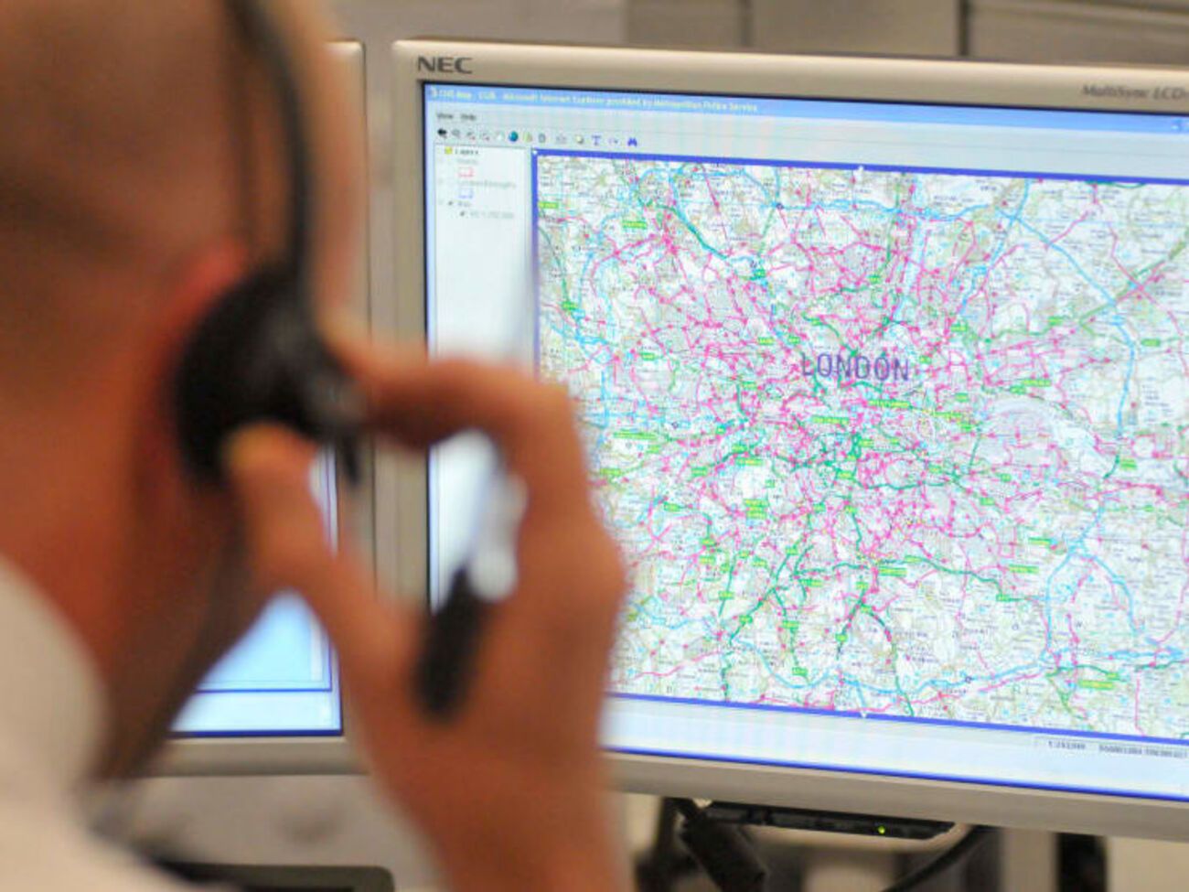 Станцию метро закрыли и оцепили полицейским кордоном