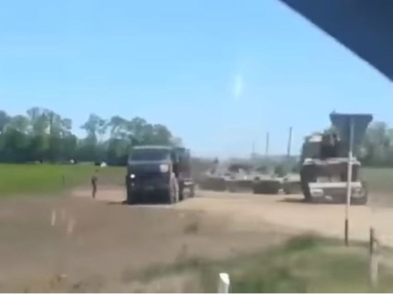 Колонна российской военной техники у границы с Украиной