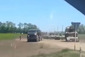 Колона російської військової техніки біля кордону з Україною